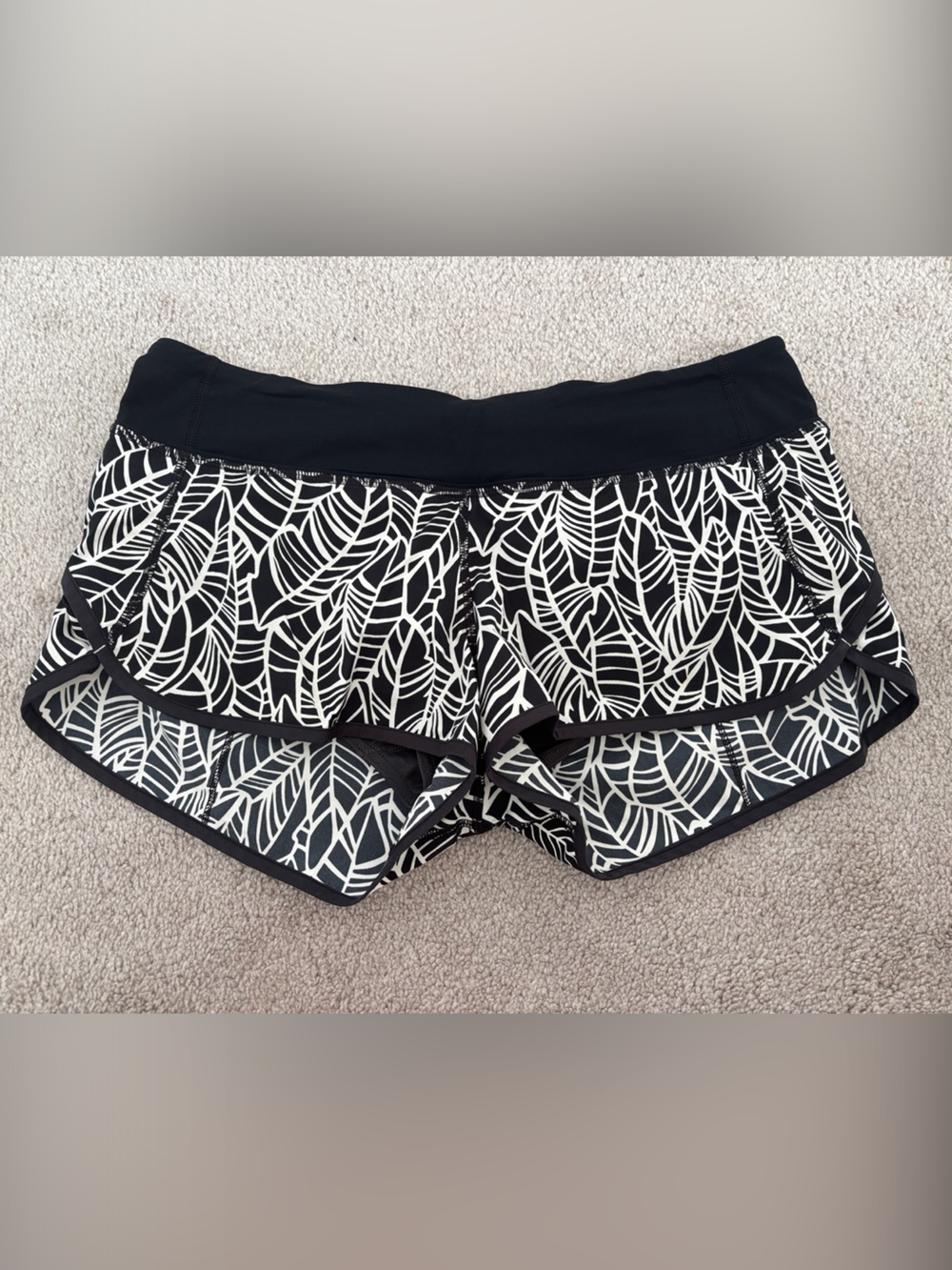 Lululemon 4” running short Black and White Leaf Print